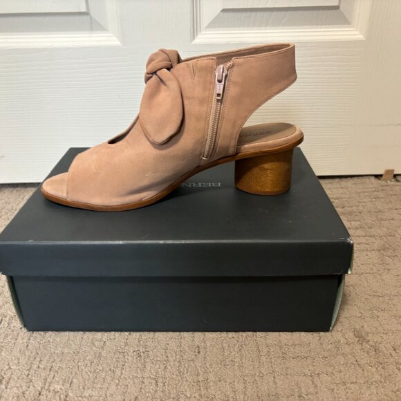 Bernardo Luna Round Heel Suede Shoes Blush Kid Suede, Size 10, NIB - Picture 5 of 6